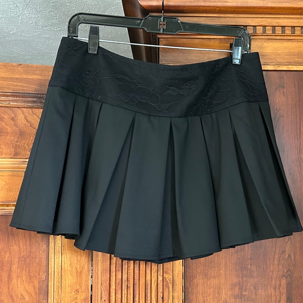Bebe Black Lace Waist Pleated Mini Skirt, Size 8 - Picture 3 of 16